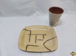 Lote composto de copo e prato retangular em cerâmica. Medindo o copo 15,5cm de altura x 11,5cm de diâmetro de boca e o prato 28,5cm x 23,5cm.