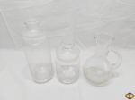 Lote composto de 2 potes para condimentos em vidro e 1 decanter em vidro incolor. Medindo o decanter 20,5cm de altura.