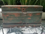 Baú em madeira do antigo sabonete Lifebuoy, com patina verde. Medindo 62,5cm x 33cm x 33cm de altura.