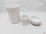 Lote composto de 3 recipientes em porcelana branca. Medindo o maior 12,5cm de diâmetro x 18cm de altura.