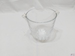 Balde de gelo em vidro moldado com alça em acrílico. Medindo 12cm de diâmetro x 13cm de altura.