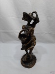 Escultura de fazendeira com 2 gansos em gesso revestido em bronze. Medindo 42cm de altura.