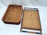 Lote composto de cesta retangular em ratam trançado e bandeja retangular com acabamento em metal. Medindo a bandeja 49cm x 29,5cm.