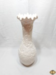 Vaso floreira em porcelana branca com relevos. Medindo 57cm de altura.