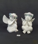 2  Esculturas  rerpesentando Anjos com  Guirlanda de Flores em Porcelana Branca . 1 Apresenta fio de Cabelo e Pequenas perdas Flores e folhas. medida: 12 cm altura