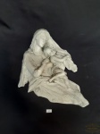 820 - Escultura em porcelana Italiana Representando  Madonna . Assinada Flavia Vera Porcelana ,Escultor Barbetta Numerada medida: 31 cm altura x 25 cm largura.