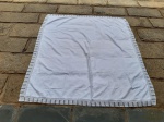 Toalha de Mesa Retangular em algodão Branca com barra Crochê. medida: 1,50 cm x 1,70  Apresenta pequeno Avaria conforme foto