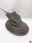 Escultura de peixe Sail Fish em bronze com base em madeira. Medindo 35,5cm x 24cm de base x 27cm de altura.