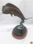 Escultura de peixe Dourado em bronze com base em mármore e madeira. Medindo 21cm x 16,5cm de base x 29,5cm de altura.