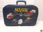 Antiga maleta da Mask, de 1985. Medindo 44cm x 30cm.