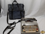 Maquina de escrever da Olivetti modelo Lettera 35, em perfeito estado de conservação, com bolsa de transporte.
