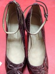 Sapato feminino em verniz na cor vinho, salto fino, numeração do sapato 38 da marca SANTA LOLLA.