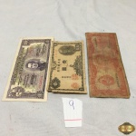 Lote de 3 cédulas para colecionador, composto de 10 pesos uruguaios, 100 pesos uruguaios e 1 yen.