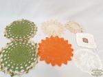 Lote 7 Paninhos para Moveis em Crochê Coloridos Medida: Maior 25 cm diametro e menor 13 cm x 13 cm.