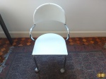 Cadeira em ferro com patina branca e rodízio. Medindo 41cm x 41cm de assento x 73cm de altura do encosto.