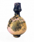 DE VEZ  CAMILLE TRUTIÉ DE VARREUX (1872-1942). LINDO FLOREIRO EM CAMEO GLASS ESTILO E ÉPOCA ART DECO COM FUNDO ROSE E DECORAÇÃO FLORAL EM AZUL NO GARGALO. BOJO COM CENA LACUSTRE E BARCOS ASSINADO PELO ARTISTA. FRANÇA, INICIO DO SEC. XX. 15,5 CM DE ALTURA.NOTA: Charles Camille Trutié de Varreux assinava sua produção como  De Vez. Ele procuziu no inicio do sec. XX lindos vidros CAMEO GLASS e também acidados. Freqüentemente, são cenas campestres, animais, flores, paisagens montanhosas, marinhas, em múltiplas camadas de cores com uma nitidez de detalhes até então desconhecida. Essas decorações dão atenção ao detalhe e à composição, como a busca pela perspectiva por meio do uso de tonalidades em camaieu com sofisticadas cores sobrepostas. As melhores produções De Vez foram produzidas entre 1908 e 1910. Ele tinha uma loja de exposições na 32 rue de Paradis em Paris. Teve sucesso até a guerra de 1914. Charles Camille Trutié de Varreux nasceu em 17 de novembro de 1872 em Chambéry e morreu em 18 de outubro de 1942 em Chambéry aos 69 anos. Ele nasceu da união de Claude Charles Trutié de Varreux nascido em 1837 e Capitão do 74º regimento de linha (guarnecido em Chambéry) e Marie Bovet nascida em 1834. Ele tinha 2 irmãs: Louise e Noémie.