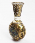 MOSER  IMPÉRIO AUSTRO HÚNGARO  LINDO FLOREIRO EM VIDRO ARTÍSTICO PROFUSAMENTE DECORADO EM OURO FORMANDO ELEMENTOS VEGETALISTAS E GAVINHAS EM ESMALTE NEGRO. NAS DUAS FACES, BELA PINTURA FLORAL EM MEDALHÃO LOBADO REALIZADA COM ESMALTES MULTICOLORIDOS. PEÇA DE COLEÇÃO! AUSTRIA, FINAL DO SEC. XIX. 20 CM DE ALTURANOTA: NOTA: Moser é uma luxuosa manufatura com base em Karlovy Vary , anteriormente Karlsbad na Bohemia , Áustria-Hungria e hoje pertencente a República Tcheca. Moser é um dos mais reconhecidos fabricantes de cristal e ao longo de sua história quase bicentenária tem sido utilizado em palácios e residências de aristocratas. O slogan Rei de vidro, copo de Reis está associado com a empresa por causa de sua clientela famosa. Além de Edward VII e corte imperial austríaca, inclui pessoas como o Papa Pio XI , o sultão turco Abdul Hamid II, o rei Luís I de Portugal e sua esposa, Maria Pia de Sabóia .