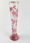BACCARAT  MARCADO EM RELEVO SOB A BASE. GRANDE FLOREIRO EM CAMEO GLASS COM FUNDO NA TONALIDADE ROSE, ARREMATE SATINADO E REAÇADO EM OURO. RARO EXEMPLAR DE PRODUÇÃO DA MANUFATURA EM TORNO DO ANO DE 1900. ESTA É A PRODUÇÃO MAIS LUXUOSA ENTRE AS PRODUÇÕES DE BACCARAT DE 1900: CRISTAL MOULLE DISPOSTO EM VÁRIAS CAMADAS. DECORADO COM ROSEIRAS SILVESTRES COM SOBREPOSIÇÃO DE CAMADAS EM RELEVO PROPORCIONANDO GRANDE REALISMO. A MAGNIFICA DECORAÇÃO EM CAMAFEU É REALÇADA EM OURO. UM TRABALHO EXTRAORDINÁRIO DA IMPORTANTE MANUFATURA DE BACCARAT PRODUZIDO EM CURTO PERÍODO POR VOLTA DO ANO DE 1900. A INTENÇÃO DESSA EXPERIÊNCIA FOI A DE FAZER FRENTE AO MERCADO DO CAMEO GLASS DA ESCOLA DE NANCY EM ALTA NA VIRADA DO SÉCULO XIX. ASSINADO E COM NÚMERO DO MODELO. FRANÇA, CIRCA DE 1900. 39,5 CM DE ALTURA