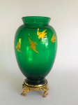 BACCARAT  LINDO FLOREIRO EM  CRISTAL DE BACCARAT COM BELA TONALIDADE VERDE E DECORAÇÃO EM OURO CONSTITUIDA POR ANDORINHAS. BASE EM BRONZE ORMOLU. ARREMATES EM OURO TAMBÉM NAS EXTREMIDADES. FRANÇA, FINAL DO SEC. XIX. 15 CM DE ALTURA.