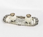 PRATA DE LEI VITORIANA  BELO TINTEIRO EM PRATA DE LEI COM MARCAS PARA CIDADE DE LONDRES E LETRA DATA 1896. PRATEIRO JOSHUA VANDER. DOIS LINDOS FRASCOS EM CRISTAL LAPIDADO EM GOMOS COM GUARNIÇÃO TAMBÉM EM PRATA. POSSUI GRAVADO EM UMA DAS TAMPAS TO A.A.K DATA JAN 1897 NA TAMPA DO OUTRO FRASCO GRAVAÇÃO FROM J.C; A.D.F; H.M.F E A.E.C (PRESENTEADO E OFERTANTES RESPECTIVAMENTE) . CORPO DECORADO COM FLORES E RAMAGENS RELEVADAS. INGLATERRA, 1896, 14 CM DE COMPRIMENTO.