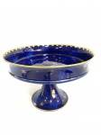 SEVRES  GRANDE E BELA FRUTEIRA EM PORCELANA COM FUNDO NA TONALIDADE AZUL COBALTO REMATADO EM OURO NAS BORDAS COM FEITIO DE GUIRLANDA E ESTRELAS DISTRIBUIDAS POR TODA A PEÇA. MARCAS DA MANUFATURA SOB A BASE. EXCELENTE ESTADO DE CONSERVAÇÃO! FRANÇA, INICIO DO SEC. XX. 32,5 CM DE DIAMETRO.