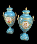 SEVRES - PAR DE EXCEPCIONAIS ANFORAS EM PORCELANA COM FUNDO NA TONALIDADE AZUL CELESTE REMATADO POR GUIRLANDAS EM OURO E MAGNÍFAS RESERVAS COM DECORAÇÃO FLORAL EM ESMALTES E RETRATOS DOS MEMBROS DA FAMÍLIA REAL FRANCESA MARTIRES DA REVOLUÇÃO. SÃO ELES: REI LOUIS XVI, RAINHA MARIA ANTONIETA, MADAME ELIZABETH IRMÃ DO REI, O DELPHIM FUTURO LUIZ XVII, O REI MENINO QUE NUNCA CHEGOU A GOVERNAR, FILHO MAIS NOVO DE LUIZ XVI E MARIA ANTONIETA. AS PEÇAS SÃO MAGNIFICAS, DE MUITO BOA QUALIDADE! FRANÇA, SEC. XIX. 42 CM DE ALTURANOTA: LOUÍS XVI (Versalhes, 23 de agosto de 1754  Paris, 21 de janeiro de 1793) foi Rei da França e Navarra de 1774 até ser deposto em 1792 durante a Revolução Francesa, sendo executado no ano seguinte. MARIA ANTONIETA, nasceu em 2 de novembro em 1755. Nascida Arquiduquesa da Áustria, era filha do Imperador Francisco I do Sacro Império Romano-Germânico, e da Imperatriz Maria Teresa da Áustria. Casou-se aos 14 anos com o herdeiro da coroa francesa, o Delfim Luís Augusto, duque de Berry. O matrimônio gerou quatro filhos dos quais somente uma filha chegou à vida adulta. Duramente criticada pelos revolucionários franceses foi condenada a guilhotina acusada de trair o povo francês. A execução aconteceu 9 meses após a do seu marido Louis XVI A partir daí é instaurado o regime de Terror na França, sob o comando de Robespierre, onde os cidadãos são perseguidos e mortos sem qualquer acusação formal. O PRINCIPE LUIS CARLOS (FUTURO LOUIS XVII) , era o filho mais novo do casal e herdeiro presuntivo do trono. No outono de 1792, toda a família real foi presa na Torre do Templo, após a abolição oficial da monarquia. Quando seu pai foi guilhotinado em 21 de janeiro de 1793, os monarquistas proclamaram-no rei com o nome de Luís XVII, sendo nomeados regentes, o conde de Provença e o tenente-general do reino, o conde de Artois, ambos exilados na Vestfália. As potências europeias também o reconheceram como monarca. Catarina II da Rússia expulsou de seu reino todos os franceses que não reconheciam o jovem rei. A pedido da Convenção, Luís Carlos foi separado da família em 3 de julho. Segundo sua irmã Maria Teresa relataria mais tarde, Maria Antonieta opôs-se fortemente à determinação, apenas cedendo quando os carcereiros ameaçaram usar de violência contra o delfim.  A educação de Luís Carlos foi confiada a Antoine Simon, um sapateiro analfabeto. Em outubro de 1793, Maria Antonieta foi levada à prisão de Conciergerie e acusada de traição, de incesto com seu filho, entre outros crimes. Apesar da falta de provas para tais acusações, a rainha foi declarada culpada e condenada à guilhotina. Foi executada por Sanson em 16 de outubro. Começava aí o tormento do menino LOUIS XVII. Antoine Simon lhe deu uma educação republicana. Entre espancamentos e tortura, Simon obrigou-o a ingerir grandes quantidades de álcool e obrigou-o a cantar A Marselhesa usando um boné dos sans-culotte. Ele foi repetidamente ameaçado com a guilhotina, o que fez com que ele desmaiasse.  Seus carceireiros lhe disseram que seus pais ainda estavam vivos, mas que não o amavam mais. Após a partida de Simon, ele ficou isolado em uma cela lacrada por seis meses sem nenhum contato humano e com péssimas condições higiênicas. Ele provavelmente morreu de tuberculose ou escrófula em 8 de junho de 1795 na Torre do Templo. Durante a autópsia observou-se que seu cadáver sofria de desnutrição total, manifestada em extrema magreza. O corpo foi enterrado em um túmulo no cemitério de Sainte-Marguerite, em Paris, sem nenhuma indicação de que estivesse ali, exceto por um grande "D" de delfim pintado no caixão. Ao saber de sua morte, seu tio, o conde de Provença, adotou o título real como Luís XVIII, respeitando o ordinal dinástico, mas o mesmo não reinaria até 1814. Philipe-Jean Pelletan foi contratado para realizar a autópsia no corpo de Luís XVII. Ele removeu seu coração e manteve-o em uma urna em sua casa. Pelletan tentou entregar o órgão sucessivamente a Luís XVIII e Carlos X, mas estes não acreditavam em sua autenticidade. O coração passou por mãos muito diferentes, até que em 1975 foi colocado dentro de uma urna de vidro em na capela Basílica de Saint-Denis, a necrópole real francesa. Os Professores Ernst Brinkmann (Universidade de Münster) e Jean Jacques Cassiman (Universidade de Leuven) foram capazes de provar, através do DNA e amostras de cabelo de Maria Antonieta, que o coração realmente pertencia a Luís XVII e assim confirmando que ele havia morrido como prisioneiro no Templo. Em 8 de junho de 2004 um funeral foi realizado em honra do pequeno Luís XVII, onde um caixão foi colocado em um mausoléu construído para o evento, situado na cripta real do templo. MADAME ELIZATETH, Isabel de França (Isabel Filipina Maria Helena; Versalhes, 3 de maio de 1764  Paris, 10 de maio de 1794), mais conhecida como Madame Elisabeth, foi uma princesa francesa e a irmã mais nova do rei Luís XVI. Ela permaneceu ao lado do rei e sua família durante a Revolução Francesa e foi executada na Praça da Revolução em Paris durante o Terror. Ela é considerada pela Igreja Católica Romana como mártir e Serva de Deus