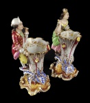 VELHO PARIS  LINDO PAR DE FLOREIROS EM PORCELANA COM MAGNIFICA DECORALÃO DE ELEMENTOS FLORAIS E PRESONAGEM MASCULINO E FEMININO COM TRAJES DE ÉPOCA. ARREMATES EM OURO. FRANÇA, SEGUNDA METADE DO SEC. XIX. 28 CM DE ALTURA