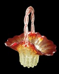 MURANO  MONUMENTAL FLOREIRO EM VIDRO ARTÍSTICO DE MURANO COM FEITIO DE CESTA. BORDA RECORTADA. TONALIDADE VERMELHA DEGRADE VARIANDO AO AMBAR E TRANSLÚCIDO.  DECORADO COM INCLUSÃO DE BOLHA E CORPO COM GOMADOS. ALÇA DUPLA ENTRELAÇADA TRANSLÚCIDA DECORADA INTERNAMENTE COM ESPESSO FILAMENTO VERMELHO.  EXCELENTE ESTADO DE CONSERVAÇÃO! ITÁLIA, DEC. DE 1960. 42 (H) X 36 (C) CM.