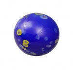 MURANO  GRANDE BOLA EM VIDRO ARTÍSTICO DE MURANO COM FUNDO NA TONALIDADE AZUL E ELEMENTOS DECORATIVOS EM VERFMELHO, AMARELO E AZUL. ITÁLIA, DEC. 1980. 19 CM DE ALTURA X 20 CM DE DIAMETRO.