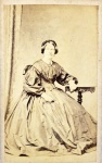SUA MAJESTADE A IMPERATRIZ DONA TEREZA CRISTINA BELA FOTOGRAFIA DA IMPERATRIZ QUE É RETRATADA SENTADA JUNTO A UMA MESA APARECE SENTADA JUNTO A UMA BELA MESA DE CHÁ. BRASIL CIRCA DE 1875. 9,5 CM DE ALTURA.