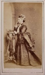 CONDESSA DE BARRAL  RARA FOTOGRAFIA DE DONA LUÍSA MARGARIDA DE BARROS PORTUGAL (SANTO AMARO DA PURIFICAÇÃO, 13 DE ABRIL DE 1816  FRANÇA, JANEIRO DE 1891). A CONDESSA DE BARRAL FOI UMA GRANDE PAIXÃO DO IMPERADOR DOM PEDRO II. No Brasil ERA condessa da Pedra Branca E MAIS TARDE  na França, por MATRIMONIO TORNOU-SE condessa de Barral e marquesa de Monferrato. Foi Preceptora das princesas D. Isabel e D. Leopoldina e uma das mais vivazes figuras da corte do rei Luís Filipe I da França. Brasil, circa de 1870. 9,5 cm de alturaNOTA: Luísa era a única filha de Domingos Borges de Barros, o visconde de Pedra Branca, estadista do primeiro reinado, e de sua esposa Maria do Carmo Gouveia Portugal, descendente de tradicionais famílias de cristãos novos da Bahia e do último rabino da Espanha antes da inquisição, Dom Abraham Sênior, conforme genealogista Francisco Antonio Doria, no livro "Herdeiros do Poder" e a obra "O Rabino Oculto - a saga de uma família de origem judaica -, de Carmen Nogueira. Desde cedo, passou a viver com a família entre a França e o Brasil. Luísa então desposou Eugène de Barral, conde de Barral (fr) e 4. marquês de Montferrat, parente distante de Alexandre de Beauharnais, Visconde de Beauharnais, primeiro marido de Josefina de Beauharnais, a famosa esposa de Napoleão Bonaparte. Isso fazia dele primo em 5º grau da Imperatriz do Brasil e segunda esposa de D. Pedro I, a Imperatriz Amélia de Leuchtenberg, e passou a viver na corte do rei Luís Filipe I. Eles tiveram um filho, Horace Dominique, o qual contrairia matrimônio com Maria Francisca de Paranaguá, filha do 2. marquês de Paranaguá. Com o seu casamento, ela se tornou amiga e dama de companhia de D. Francisca de Bragança, a princesa de Joinville, irmã de D. Pedro II. Quando a madrasta do imperador, D. Amélia de Leuchtenberg, recusou a tarefa de ser preceptora de suas duas filhas, D. Francisca indicou Luísa Margarida de Barros Portugal ao imperador. Após muita negociação e a certificação de seus poderes, Luísa aceitou o posto. Momentaneamente distanciada do marido, Eugène, e acompanhada de seu filho, transferiu-se para o Rio de Janeiro. A condessa passou a residir em uma casa alugada, uma vez que, por ter uma família, não poderia se contentar com um apartamento no Palácio de São Cristóvão. Foi, também, nomeada dama de companhia de D. Teresa Cristina em setembro de 1855, apesar de que a verdadeira companheira da imperatriz fosse Josefina da Fonseca Costa. Com o casamento das princesas, a Condessa voltou para a Europa  e foi nesse momento que as correspondências começaram e a paixão se fortaleceu. O imperador até menciona em uma das cartas que sonhava em poder chegar de balão até a janela do quarto da mulher. O relacionamento, uma amizade colorida ao tom das que existiam na França durante o período romântico, duraria até o ano da morte de ambos. Durante um largo período, manteve-se apenas por via epistolar. O imperador encontrou-se com a amiga nas duas viagens que empreendeu à Europa, em 1870 e 1887, e nos últimos meses de vida, quando, viúvo e exilado, passou algumas temporadas na residência da condessa, em Cannes. D. Pedro II teria mantido romances também com outras mulheres, como a condessa de Villeneuve, a madame de La Tour e Eponina Otaviano. As duas primeiras eram amigas pessoais dela e teriam sido apresentadas ao imperador como forma de "entreterem" o amante. A condessa de Barral viria a falecer poucos meses antes do imperador. Luísa Margarida tratou logo de estabelecer sua autoridade no palácio, um local em que o poder era muito disputado, e por isso causou a fúria de muitos dos funcionários mais interesseiros. Possuía personalidade exuberante, ar assertivo, inteligência e, ao mesmo tempo, contraditória mentalidade católica, além de beleza física. Dotada de cultura sólida e amiga de intelectuais e celebridades da época, como Franz Liszt e o conde de Gobineau, a condessa servia de intermediária entre o imperador e muitos intelectuais, com os quais D. Pedro II trocou vasta correspondência. D. Pedro II sentia-se atraído por tipos parecidos com o de sua madrasta D. Amélia. A condessa, assim, tornou-se amiga íntima do imperador e, segundo a maioria dos historiadores contemporâneos, sua amante. Imediatamente, criou-se um conflito entre a imperatriz D. Teresa Cristina e a condessa de Barral. No entanto, logo ficou claro que a condessa iria tentar rivalizar com a imperatriz e não há provas conclusivas de que tenha consumado seu caso com o imperador. As poucas correspondências remanescentes entre eles levam à dúvida se o relacionamento de ambos não foi puramente platônico. Afinal, apesar de moderna e liberal, Luísa Margarida aparentava ser uma católica rígida. Na década de 1940, o conde de Barral e marquês de Montferrat, seu neto, doou ao Museu Imperial de Petrópolis as cartas trocadas entre sua avó e o imperador do Brasil, que evidenciam o relacionamento entre ambos. O acordo entre a condessa e o imperador dizia que ambos deveriam queimar as cartas recebidas um do outro imediatamente após serem lidas. Embora D. Pedro II tenha seguido as regras, Luísa Margarida desobedecia-lhes esporadicamente e guardava algumas cartas. Assim, as únicas cartas que sobreviveram foram recebidas pela condessa, mas nenhuma enviada por ela ao imperador.