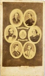 FAMÍLIA IMPERIAL DO BRASIL  RARA FOTOGRAGIA COMEMORATIVA DO CASAMENTO DAS PRINCESAS ISABEL (COM O CONDE DEU) E DA PRINCESA LEOPOLDINA (COM O PRÍNCIPE  LUÍS AUGUSTO DE SAXE-COBURGO-GOTA, ASSUMINDO ENTÃO OS TÍTULOS DE PRINCESA DE SAXE-COBURGO-GOTA E DUQUESA DE SAXE). ESSA BELA FOTOGRAFIA COMEMORATIVA TRAZ NA PARTE SUPERIOR O CASAL PRINCESA ISABEL E CONDE DEU. AO CENTRO O IMPERADOR DOM PEDRO II E A IMPERATRIZ TEREZA CRISTINA. NA PARTE INFERIOR A PRINCESA LEOPOLDINA E O DUQUE DE SAXE. EM RESERVA, AO CENTRO, BRASÃO IMPERIAL DO BRASIL E A INSCRIÇÃO FAMÍLIA IMPERIAL DO BRASIL .1864, 9,5 CM DE ALTURANOTA: No início da década de 1860 a diplomacia brasileira e a Princesa Dona Francisca, irmã de Dom Pedro II negociaram os casamentos das filhas de d. Pedro II com d. Teresa Cristina, assuntos descritos na correspondência familiar como os negócios n. 1 e n. 2. Casar com a herdeira do trono brasileiro, contrato de casamento identificado como o negócio n. 1, era vantajoso para a maioria dos príncipes europeus, mas ao mesmo tempo, impunha condições que deveriam ser avaliadas pelo pretendente. O eventual imperador-consorte deveria residir em caráter permanente no Brasil, com esporádicas, senão pouquíssimas, visitas à sua terra natal. Foi esse um dos motivos pelos quais o príncipe Pedro de Orléans (1845-1919), duque de Penthièvre, filho dos príncipes de Joinville e sobrinho-afilhado de d. Pedro II, recusou-se a desposar a princesa d. Isabel. O primo alegou não querer renunciar à França, como justificou sua mãe, d. Francisca. Em 1864, as negociações prosperaram para a resolução simultânea dos dois negócios. Chegaram ao Brasil dois sobrinhos de d. Fernando II e dos Joinville: Gaston de Orléans (1842-1922), conde d´Eu  título que recebeu do avô, Luís Felipe I, ao nascer -, e Luiz Augusto de Saxe-Coburgo-Gotha (1845-1907), duque de Saxe. Bastava decidir quem se casaria com quem. Uma tendência inicial sugeria a escolha do duque de Saxe para a princesa imperial do Brasil  em grande parte pela experiência dos Saxe-Coburgo em ocupar a posição de reis e príncipes consortes, a exemplo do próprio padrinho de d. Isabel, rei d. Fernando II de Portugal, e do príncipe Alberto, marido da rainha Vitória da Grã-Bretanha. Com a chegada dos noivos ao Brasil, no entanto, a escolha recaiu sobre o conde d´Eu. O casamento ocorreu da Princesa Isabel aconteceu em 15 de outubro de 1864 e, às 15 horas do mesmo dia, os noivos subiram para passar a lua de mel em Petrópolis, na casa de Joaquim Ribeiro de Avelar, futuro visconde de Ubá, hoje ocupada pela reitoria da Universidade Católica de Petrópolis. Finalmente, em 15 de dezembro de 1864, dona Leopoldina desposou o duque de Saxe, segundo filho de Augusto de Saxe-Coburgo-Gota e da princesa Clementina de Orléans