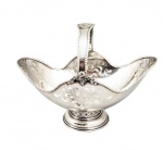BELO  CENTRO DE MESA EM PRATA DE LEI TEOR 925. CORPO DECORADO COM FENESTRAS. TAMBÉM CAPRICHADOS MEDALHÕES INTRINCADOS EM RELEVO E ELEMENTOS VEGETALISTAS. INICIO DO SEC. XX. 26 CM DE COMPRIMENTO. 540G