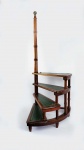 ETHAN ALLEN - ICÔNICA ESCADA PARA BIBLIOTECA EM ESPIRAL DESIGN ETHAN ALLEN DA DECADA DE 1930. DEGRAUS EM ESPIRAL COM FORRAÇÃO EM COURO TONALIZADO EM VERDE REMATADO EM OURO. OS DEGRAUS GIRAM EM TORNO DE UM TRAVESSÃO COM ESFERA FINIAL EM METAL DOURADO. PEÇA BELISSIMA EM ÓTIMO ESTADO. EUROPA, SEC. XX. 118 X 46 CM
