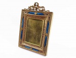 SUNTUOSO PORTA RETRATOS EM BRONZE ORMOLU DECORADO COM PLACAGENS REMATADAS COM ESMALTE LIMOUSIN NA TONALIDADE AZUL. PEÇA BELÍSSIMA COM BRONZE DE EXCEPCIONAL QUALIDADE! FRANÇA, INICIO DO SEC. XX. 34 X 24 CM.