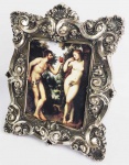 GRANDE E BELO PORTA RETRATOS EM PRATA DE LEI COM FUNDO EM MADEIRA. DECORAÇÃO COM ROCAILLES E CONCHEADOS. EXCELENTE ESTADO DE CONSERVAÇÃO! PORTUGAL, INICIO DO SEC. XX. 27 (C) X 34 (H) CM