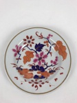 VISCONDE DE MACAÉ - JOSÉ CARLOS PEREIRA DE ALMEIDA TORRES (1799-1850)  RARO PRATO FUNDO EM PORCELANA. DE WORCESTER DO PERÍODO DE "FLIGHT, BARR" & BARR (MARCA EM CAVO NO VERSO) EM PASTA DURA. DECORAÇÃO AO GOSTO DE CIA DAS INDIAS FOLHA DE TABACO. PERTENCEU AO SERVIÇO DO SEGUNDO VISCONDE DE MACAÉ JOSÉ CARLOS PEREIRA DE ALMEIDA TORRES (1799-1850). O SERVIÇO FOI ENCOMENDADO POR INTERMÉDIO DE LORD STRANGFORD (CONDE DE STRANGFORD), PERCY SIDNEY CLINTON SMITH QUE FOI DIPLOMATA INGLES NA CORTE DE DOM JOÃO VI E O ORGANIZADOR DA RETIRADA DA FAMÍLIA REAL PORTUGUESA PARA O BRASIL EM 1808. TAMBÉM FOI EMBAIXADOR NO BRASIL IMPERIAL SOB DOM PEDRO I. EXEMPLAR DESSE SERVIÇO ESTÁ REPRODUZIDO À PAG. 282 DO LIVRO "LOUÇA DA ARISTOCRACIA NO BRASIL", JENNY DREYFUS. INGLATERRA, SEC. XIX. 25 CM DE DIAMETRO. NOTA: Era filho do desembargador (então um cargo administrativo da Coroa) José Carlos Pereira, e de Ana Zeferina de Almeida Torres. Foi casado com sua prima Eudóxia Engrácia de Almeida Torres, deixando descendência. Formado em direito, exerceu a magistratura no Paraná, Minas Gerais e Bahia, tendo atingido o grau de Desembargador, na Bahia. Ocupou diversos cargos na vida pública, todos de grande relevância, que o projetaram para ocupar a presidência do Ministério em 1848. A legenda do seu título de nobreza é uma referência ao Município de Macaé (RJ), onde foi abastado fazendeiro na região serrana, possuindo a Fazenda Saudade, onde produzia café e açúcar. Morreu em 1850, vítima da epidemia de febre que assolava periodicamente o País. Foi sepultado na Igreja de Nossa Senhora da Conceição, em Niterói. Foi membro do Instituto Histórico e Geográfico Brasileiro, deputado geral, presidente das províncias do Rio Grande do Sul (de 8 de janeiro a 29 de março de 1831) e São Paulo (de 13 de janeiro de 1829 a 15 de abril de 1830 e de 17 de agosto de 1842 a 27 de janeiro de 1843), ministro da Justiça(quinto gabinete), ministro do Império, presidente dos Conselho de Ministros (oitavo gabinete) e senador do Império do Brasil de 1843 a 1856. Tornou-se visconde em 1829 (sem grandeza), obtendo a Grandeza de Macaé em 1847 (Grande do Império). Foi também Gentil-homem da Imperial Câmara do Conselho de Sua Majestade, comendador da Imperial Ordem de Cristo, dentre outros. Em 1848 foi presidente do Conselho de Ministros algo como Primeiro Ministro do Brasil.