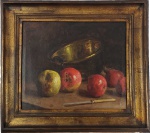PEDRO ALEXANDRINO BORGES -  COMPOSIÇÃO COM LARANJA, MAÇAS, FACA E COBRE SOBRE MESA. OST. ASSINADO CANTO SUPERIOR ESQEURDO. EX COLEÇÃO RUY MESQUITA (1925-2013) O ESTADO DE SÃO PAULO. BRASIL, INICIO DO SEC. XX. 49 X 55 (COM A MOLDURA) E 32 X 39 CM (SOMENTE A TELA).NOTA: Pedro Alexandrino Borges (São Paulo SP 1856 - idem 1942). Pintor, decorador, desenhista eprofessor. Inicia-se na pintura aos 11 anos, ao trabalhar com o decorador francês Barandier (ca.1812- 1867), na catedral de Campinas, São Paulo. Nessa época, também auxilia o decorador francês Stevaux em São Paulo e realiza trabalhos em igrejas, residências e palacetes. Em 1880, recebe as primeiras lições de pintura do pintor mato-grossense João Boaventura da Cruz. A partir de 1883, estuda com Almeida Júnior (1850 - 1899) em seu ateliê, na Rua da Glória, em São Paulo. De 1887 a 1888, estuda desenho com José Maria de Medeiros (1849 - 1925) e pintura com Zeferino da Costa (1840 - 1915), como aluno bolsista da Academia Imperial de Belas Artes - Aiba, no Rio de Janeiro. Entre 1890 e 1892, ingressa na Escola Nacional de Belas Artes - Enba, mas não conclui o curso. De volta a São Paulo, leciona desenho no Liceu de Artes e Ofícios de São Paulo - Laosp, em 1895 e 1896. Viaja para Paris em companhia de Almeida Júnior, como pensionista do Estado de São Paulo, e freqüenta o ateliê de René-Loui Chrétien (1867 - 1942) e a Académie Fernand Carmon. Conhece Antoine Vollon (1833 - 1900), e com ele estuda a partir de 1899. Freqüenta também o Ateliê Lauri e estuda com o pintor Monroy. Retorna ao Brasil na primeira década do século XX, estabelece-se em São Paulo, onde leciona desenho e pintura. Tem como alunos Tarsila do Amaral (1886 - 1973), Anita Malfatti (1889 - 1964) e Bonadei (1906 - 1974), entre outros. Antes mesmo de sua viagem de estudos a Paris, Pedro Alexandrino já é um artista especializado em natureza-morta. Segundo a historiadora da arte Ruth Tarasantchi, sua produção desse período é influenciada por seu mestre, Almeida Júnior (1850 - 1899), principalmente na fatura lisa e na utilização de planos de fundo escuros. EmCozinha na Roça,1894, apresenta uma composição com pinceladas mais livres, na qual é possível observar a habilidade do pintor no uso das cores. Na França, tem contato com a obra de Antoine Vollon (1833 - 1900) e deRené-Louis Chrétien (1867 - 1942). Em Paris, como aponta Tarasantchi, suas composições tornam-se mais complexas, realizadas com pinceladas mais largas, com menor preocupação com detalhes. O gosto do artista por formas arrendondadas ou cilíndricas revela-se emFlores e Doces,s.d. ou emMetais,Porcelanas e Morangos,s.d. Alexandrino é conhecido pela representação de objetos em metal, dos quais consegue transmitir a impressão de volume e brilho. Reúne, por vezes, em uma mesma pintura, dois ou três tipos diferentes de metais, demonstrando sua habilidade em reproduzir os diferentes tons de cada peça. Outra constante em seu trabalho é a exploração dos efeitos de transparência, quando pinta cristais ou garrafas de vidro. (ENCICLOPÉDIA ITAÚ CULTURAL)