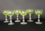 JOSÉ PAULINO NOGUEIRA  BACCARAT URALINA. LINDO CONJUNTO COM SEIS TAÇAS PARA VINHO TINTO COM FUSTE E BASE TRANSLÚCIDA E BOJO COM INCLUSÃO DE URALINA. ELEGANTE LAPIDAÇÃO E BELO MONOGRAMA JPN ENTRELAÇADO. PERTENCEU A UM DOS SERVIÇOS DE JOSÉ PAULINO NOGUEIRA, REPUBLICANO HISTÓRICO E HERÓICO BENEMÉRITO DE CAMPINAS FRENTE A EPIDEMIA DE FEBRE AMARELA DE 1889 QUE DIZIMOU 10% DA POPULAÇÃO.. EXCELENTE ESTADO DE CONSERVAÇÃO! FRANÇA, SEC. XIX. 12 CM DE ALTURA.NOTA: JOSÉ PAULINO NOGUEIRA provém de mui nobre casa, entrelaçada com a de importantes figuras nacionais como O PATRIARCA DA INDEPENDÊNCIA JOSÉ BONIFÁCIO DE ANDRADA E SILVA, SUA FILHA REGINA casou-se com o neto de AURELIANO DE SOUSA E OLIVEIRA COUTINHO, VISCONDE DE SEPETIBA originando o tronco COUTINHO NOGUEIRA. Assim como um neto seu contraiu núpcias com a neta do 4. PRESIDENTE DO BRASIL JOAQUIM FERRAZ DE CAMPOS SALLES. José Paulino Nogueira tinha parentesco com o BARÃO DE ATALIBA NOGUEIRA E A BARONESA DE ANHUMAS.  José Paulino Nogueira era coronel da Guarda Nacional, abolicionista e republicano, tendo sido eleito pela primeira vez vereador no final do Império, como militante do PRP/Partido Republicano Paulista em Campinas. Tinha em sociedade com o CORONEL BENTO QUIRINO uma importante casa comissionaria de exportação de café.  Essa casa comercial era frequentada por políticos e intelectuais que a apelidaram de Sociedade Anônima de Interesse Geral. Ali conheceu Campos Salles, uma amizade que, no futuro, uniu as duas famílias  seu neto, Paulo Nogueira Filho, casou-se com Regina Coutinho (Nogueira), neta do ex-presidente da República. A loja era um centro de atividades sociais que reunia empreendedores preocupados com o interesse público da cidade e da então Província de São Paulo. Ali, Campos Salles, Francisco Glicério, Jorge Miranda, Francisco Quirino, Américo Brasiliense e Salvador Penteado se reuniam para combater a monarquia e defender o fim da escravatura. Tal loja ficava no Largo do Carmo, na esquina das ruas Benjamim Constant e Sacramento; onde hoje existe uma placa de mármore com agradecimento do povo para Bento Quirino e José Paulino quando da epidemia de 1889.  Em 1871 integra a Boemia Dramática Campineira, dirigida pelo maestro SantAna Gomes.Em 1885 torna-se acionista da Companhia Campineira Carris de Ferro. Em 1889 assume uma cadeira na CÂMARA DE VEREADORES DE CAMPINAS. Foi nesse ano que enfrentou com bravura a epidemia de Febre amarela que varreu Campinas. A família Nogueira, de Campinas, é originária da cidade mineira de Baependi, para onde migraram alguns Nogueiras do Ó, vindos de Portugal.      O livro Campinas, seu berço e juventude do historiador Celso M. de Mello Pupo traz informações que permitem tratar a origem da família Nogueira na região de Campinas e a sua história até a metade século XIX. Nela fica-se sabendo que a formação da família Nogueira confunde-se com a própria formação do município de Campinas, tamanha a importância que ela teve no contexto histórico e político da cidade.       Conforme PUPO (1969, p. 227), foi um importante fidalgo português conhecido como Capitão Mor Tomé Rodrigues Nogueira do Ó que imigrou de Portugal no século XVIII, vindo a se instalar como proprietário de lavras na região próxima a vila de São João Del Rei que deu início ao importante ramo familiar dos Nogueira, destacando personalidades na política, cultura e administração pública, sempre dotados de importantes títulos imobiliários e muito prestígio.      Foi justamente uma das filhas do Capitão Tomé, Ângela Isabel Nogueira do Prado, que era casada em Baependi com Domingos Teixeira Vilela e mudou-se em junho de 1774 com o marido e seus dezesseis filhos para Campinas, tornando-se a primeira família desse futuro município, cuja origem será mencionada a seguir (PUPO, 1969, p. 231). Faz-se necessário aqui escrever sobre alguns de seus filhos, apesar de todos eles possuírem personalidades com intenso espírito público e com grandes realizações de caráter econômico pessoal, destaca-se neste texto apenas cinco deles, os que mais se identificam com os Nogueira em Campinas, principalmente em relação a suas atuações políticas, negócios e propriedades.    O segundo dos filhos do casal foi o Capitão Domingos Teixeira Nogueira importante político regional, grande proprietário de terras e senhor de engenho em Itu. O terceiro foi o Frei Antônio de Pádua, religioso franciscano que, junto com Barreto Leme, fundou a Freguesia de Nossa Senhora da Conceição das Campinas de Mato Grosso. Ele foi participante ativo da instalação da freguesia e do distrito, que deram origem ao município de Campinas em julho de 1774 (PUPO, 1969, p. 237).     O oitavo dos filhos foi o Guarda-Mor Manuel Teixeira Vilela, o último dos irmãos a se transferir de Minas Gerais para Campinas. Ele fez fortuna com a atividade açucareira como produtor e comerciante de açúcar, era dono de escravos e de várias propriedades agrícolas em torno da confluência dos rios Jaguarí com o Atibaia, dentre elas a Fazenda Salto Grande e Morro Alto, e o engenho Cachoeira e Saltinho. Seu filho primogênito, Antônio Manuel Teixeira foi considerado um dos homens mais ricos da região, possuía 600 escravos em suas seis fazendas, foi um dos idealizadores da revolução de 1842, conhecida como Revolta da Venda Grande, foi processado, condenado e anistiado, posteriormente elegeu-se deputado provincial durante duas legislaturas de 1846 a 1849.  O nono filho, o Capitão Felipe Néri Teixeira foi indicado em 1788 para assumir o cargo de capitão agregado de Campinas posto até então ocupado por Barreto Leme, falecido naquele ano. Foi um dos introdutores da atividade açucareira em Campinas, fazia parte da primeira geração de produtores de açúcar da família Nogueira. Além de escravos, Felipe N. Teixeira possuía pelo menos duas sesmarias no município: uma entre o rio Atibaia e o ribeirão Anhumas (denominada até hoje de Fazenda Anhumas) e outra denominada de Barra, que atualmente localiza-se o bairro Chácara da Barra e um engenho no município de Porto Feliz.      A cultura do açúcar marca a entrada da lavoura comercial na Província de São Paulo. Região, até então, de poucos escravos, ela criava, agora, uma demanda por mão-de-obra africana. Nesta região, como nas demais da colônia, dentro das condições da época, o escravo era peça indispensável ao desenvolvimento da cultura canavieira.       Como incentivador da atividade canavieira, o Capitão Felipe Néri Teixeira e outros produtores, foram considerados por PUPO (1969, p. 57) os principais proprietários de escravos de Campinas durante o final do século XVIII. Esse autor aponta que:  Quatro maiores proprietários poderiam ser os primeiros fabricantes e exportadores de açúcar, a indústria primeira que notabilizou e enriqueceu Campinas: Antônio Ferraz de Campos com 23 escravos em 1790, passou para 55 em 1795; Felipe Néri Teixeira com 17 escravos em 1790, saltou para 27 escravos em 1790; Joaquim José Teixeira Nogueira, de 10 escravos em 1790, foi a 24 escravos em 1795; e Francisco de Paula Camargo, cunhado de Joaquim José Teixeira Nogueira, tinha 21 escravos... São estes os quatro maiores senhores de escravos em 1795.... (PUPO, 1969, p. 57).       Segundo SILVA (2006, p. 83), durante o século XVIII os principais engenhos da região de Campinas concentraram-se preferencialmente na direção Campinas-Moji-Mirim, no bairro rural de Atibaia, fazendo muitas vezes divisa com a estrada de Goiás, e nas direções de Jundiaí e Itu. Essa autora destaca ainda que as propriedades fundiárias campineiras estiveram sempre em constantes transformações. Concessões, herança, dotes, vendas e compras de parcelas assim, fragmentaram-se e aglutinaram-se, mantendo-se como engenhos e/ou transformando-se em fazendas de café.    O décimo segundo filho do casal, o Capitão Joaquim José Teixeira Nogueira, foi o proprietário do engenho Sítio Grande, nome mudado posteriormente para Fazenda Chapadão (atualmente propriedade do Exército Brasileiro). Foi juiz de direito e vereador, seus filhos tornaram-se grandes fazendeiros de café da região e adquiriram importantes títulos imobiliários durante o Império. Seu neto, major Artur Nogueira, foi o responsável por restaurar, no final do século XVIII, a indústria açucareira na família como um dos fundadores da Usina Ester e da Companhia Carril Agrícola Funilense. Seu outro neto José Paulino Nogueira, personalidade política que se projetou na atividade agrícola, como um dos fundadores da Usina Ester, no mundo financeiro como Presidente do Banco Comercial e Fundador da Cia. Paulista de Seguros e no comércio como sócio da Cia. Agrícola de Cravinhos, uma das mais importantes organizações de café do estado. E por fim, Paulo de Almeida Nogueira, também neto de Capitão Joaquim José Teixeira Nogueira, advogado, deputado estadual, importante pecuarista leiteiro, proprietário da fazenda São Quirino em Campinas, banqueiro e um dos três fundadores da Usina Ester.      No período entre meados do século XVIII, quando se instaram na região até a metade do século XIX, a família Nogueira participou intensamente da vida política e econômica de Campinas pois alguns de seus membros ocuparam estratégicos cargos públicos e eram importantes proprietários de terras, escravos e produtores de açúcar.      Assim, o caso da família Nogueira assemelha-se com a de outros barões do café em São Paulo, ou seja, surgiram como senhores de engenho no final do século XVIII, muitos com capital acumulado nas minas, enriqueceram com a produção, comércio e transporte de açúcar, expandindo suas propriedades e o número de escravos.