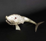 GRANDE E REALISTA ESCULTURA EM PRATA DE LEI TEOR 925 COM FEITIO DE PEIXE ARTICULADO. PRIMOROSO TRABALHO COM DELICADO CINZELADO FORMANDO AS ESCAMAS. COMPOSTO POR DEZENAS DE SEGMENTOS ARTICULADOS QUE LHE CONFEREM MOVIMENTO. ESPANHA, MEADOS DO SEC. XX. 36 CM DE COMPRIMENTO. 335 G