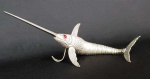 REALISTA ESCULTURA EM PRATA DE LEI TEOR 925 COM FEITIO DE PEIXE ARTICULADO. PRIMOROSO TRABALHO COM DELICADO CINZELADO FORMANDO AS ESCAMAS. COMPOSTO POR DEZENAS DE SEGMENTOS ARTICULADOS QUE LHE CONFEREM MOVIMENTO. ESPANHA, MEADOS DO SEC. XX. 28 CM DE COMPRIMENTO. 105 G