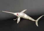GRANDE E REALISTA ESCULTURA EM PRATA DE LEI TEOR 925 COM FEITIO DE PEIXE ARTICULADO. PRIMOROSO TRABALHO COM DELICADO CINZELADO FORMANDO AS ESCAMAS. COMPOSTO POR DEZENAS DE SEGMENTOS ARTICULADOS QUE LHE CONFEREM MOVIMENTO. ESPANHA, MEADOS DO SEC. XX. 44 CM DE COMPRIMENTO. 360 G