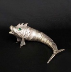 REALISTA ESCULTURA EM PRATA DE LEI TEOR 925 COM FEITIO DE PEIXE ARTICULADO. PRIMOROSO TRABALHO COM DELICADO CINZELADO FORMANDO AS ESCAMAS. COMPOSTO POR DEZENAS DE SEGMENTOS ARTICULADOS QUE LHE CONFEREM MOVIMENTO. ESPANHA, MEADOS DO SEC. XX. 18 CM DE COMPRIMENTO. 85 G
