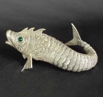 REALISTA ESCULTURA EM PRATA DE LEI TEOR 925 COM FEITIO DE PEIXE ARTICULADO. PRIMOROSO TRABALHO COM DELICADO CINZELADO FORMANDO AS ESCAMAS. COMPOSTO POR DEZENAS DE SEGMENTOS ARTICULADOS QUE LHE CONFEREM MOVIMENTO. ESPANHA, MEADOS DO SEC. XX. 17 CM DE COMPRIMENTO. 85 G