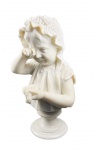 FERNANDO VICHI (FLORENÇA, ITALIA, 1875 TO 1945)  MENINA COM PÁSSARO  FORMIDÁVEL ESCULTURA EM MÁRMORE REPRESENTANDO MENINA CHORANDO ENQUANTO SEGURA UM PÁSSARO SEM VIDA EM SUAS MÃOS. A TEMÁTICA REMETE A INFLUENCIA DO PERÍODO VITORIANO E APONTA A FRAGILIDADE DA VIDA E MORTALIDADE DO PRÓPRIO HOMEM QUANDO SOMOS LEVADOS A LIDAR COM PERDAS AO LONGO DE NOSSA EXISTÊNCIA. A ESCULTURA É PRIMOROSA, COM MUITA QUALIDADE! SUAS ESCULTURAS SÃO OFERTADAS EM IMPORTANTES CASAS LEILOEIRAS COMO A CHRISTIES ONDE ATINGEM DEZENAS MILHARES DE LIBRAS (VIDE EM: https://www.christies.com/lot/lot-5537117/?intobjectid=5537117). ASSINADA PELO ARTISTA. ITALIA, FINAL DO SEC. XIX. 53 CM DE ALTURANOTA: FERNANDO VICHI foi uma figura central na florescente comunidade artística de Florença durante a virada do século 19. Ele produziu um amplo corpo de trabalho e expôs na famosa Galleria Bazzanti. Ele nasceu em uma família nobre em Florença em 1875. No início do século XIX seu avô fundou a Gallerie Vichi, que logo se tornou famosa, especialmente no exterior, e mais tarde foi dirigida pelo próprio Ferdinando. Uma das sedes das Galerias Vichi era o edifício Art Nouveau da Via Borgo Ognissanti - dois outros ficavam na Via Tornabuoni e no Lungarno Vespucci. Desde a infância ele foi apaixonado pela arte, e logo entrou na Academia de Belas Artes de Florença sob a orientação de Rivalta e Zocchi, onde ganhou inúmeros prêmios. Ainda muito jovem expôs a sua obra, La bagnante , no Salão de Paris, vendendo imediatamente as suas obras. Mais tarde trabalhou na Alemanha, França, Inglaterra, nas duas Américas e na Índia. A crítica internacional fala do jovem Vichi - com menos de vinte anos - "com julgamentos extremamente lisonjeiros". No concurso para o retrato do rei Humberto para a Câmara de Comércio de Veneza, foi escolhido juntamente com outros dois entre sessenta concorrentes, mas na fase final o concurso foi abolido "pelo motivo artístico de o rei querer confiar a execução do busto para um veneziano " . Há uma história celebre envolvendo o caráter excêntrico de VICHI: omem de corpo enorme (na juventude gostava de competir com seu amigo e famoso campeão mundial da luta greco-romana, Giovanni Raicevich, de quem retirou um braço com os músculos contraídos), por acaso observava quatro carregadores que estavam discutindo ativamente o sistema para melhor transportar o bloco de mármore de Carrara, que ele encomendou, para seu estúdio na Piazza Cavour (hoje Piazza della Libertà). Os quatro estavam tentando se organizar para fazer o pesado bloco subir uma grande escada para chegar ao atelier, mas ninguém se animou a começar o transporte.  - "Só você, mestre" disse um dos carregadores vendo Ferdinando aparecer "Diga-nos: como você faria?"  - "Então"ele o fez, confiou o casaco a um dos quatro e arregaçou as mangas e carregou com as mãos o mármore até o seu destino, fazendo-o balançar e subir degrau a degrau.  - "Obrigado maestro" disseram os carregadores "Muito obrigado!"  . Então o artista ergueu novamente o bloco e com o sistema usual o para o pé da escada, tirou o paletó e saiu.  Mas o episódio que mais  distinga sua personalidade é o seu famoso "acordo", com o qual trocou um famoso hotel de Florença por uma magnífica tela do final do século XVI (atribuída a Pordenone) que ainda pertence à sua família ...  Havia nele o patrono e a muitos oferecia: ora ajudas artísticas, conselhos aos jovens que frequentavam o seu estudio e o queriam como mestre, ora eram também apoios materiais consideráveis que estendia aos amigos. Aqui e ali estão frases elogiosas, tais como: (...) um daqueles artistas que concebeu a arte para a arte, que a concebeu como uma verdadeira fruição do espírito (...), bom artista de raça toscana, não sei tanto, amargura, desdém (...) sorrisos, palavras boas e serenas que despertaram simpatia em quem se aproximou dele (...) era um sonhador de justiça e fraternidade . Para além da retórica (que podemos confortavelmente, digamos, eliminar) está, sem dúvida, o retrato de um indivíduo agradável, de personalidade notável. Ele era certamente um gourmet, sem arrependimentos. Com boa comida, ele sacrificou a saúde conscientemente. Pescoço taurino, mãos enormes, com um coração estreito na gordura continuava suas peregrinações entre sobremesas e pratos. Os médicos que lhe ofereceram a odiosa encruzilhada entre a abstinência e a morte responderam que ele não conseguia pensar nisso agora, porque no dia seguinte foi convidado para um jantar. No dia de Natal de 1941, aos sessenta e seis anos, o médico de família visitou-o no leito e, pela enésima vez, recomendou ao escultor que iniciasse o caminho da morosidade gastronómica. Só uma vida saudável, disse ele, pode salvá-lo."Por que viver sofrendo?" Ferdinando perguntou. Então, quando o médico deixou a villa do escultor (ainda rindo da piada impenitente), ele foi chamado de volta com urgência. O paciente estava morto.
