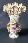 VELHO PARIS  LINDO FLOREIRO EM PORCELANA COM EXUBERANTE DECORAÇÃO FLORAL REALÇADA POR PROFUSO OURO. BORDA RECORTADA E FENESTRADA. ELEGRANTE MONOGRAMA F B COM LETRAS GÓTICAS. FRANÇA, SEC. XIX. 33 CM DE ALTURA.