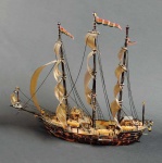 MAGNÍFICO MODELO DE NAVIO DE GUERRA FRANCÊS DO SEC. XVIII CONSTRUÍDO EM CASCO DE TARTARUGA. ARREMATES EM OURO. TRABALHO PRIMOROSO DE EXCEPCIONAL QUALIDADE. NA PROA, UM ACROSTÓLIO (ENFEITE DA  EXTREMIDADE DA PROA) COM FEITIO DE PÁSSARO. NO CONVÉS IMPRESSIONAM OS DETALHES REALISTAS. BOTES SALVA VIDAS, TINAS, PONTE DE COMANDO, ALOJAMENTOS TUDO CONSTRUIDO EM CASCO DE TARTARUGA. VELAS TAMBÉM EM LAMINAS TRANSLÚCIDAS DE CASCO. TODOS OS DETALHES DE UM NAVIO DE GUERRA DO SEC. XVIII FORAM REPRODUZIDOS INCLUSIVE CANHONEIRAS. POUCAS VEZES DE VERÁ TRABALHO COM TAMANHO VIRTUOSISMO E REALISMO. FRANÇA, SEC. XIX. 36  (C) X 31 (H) CM.