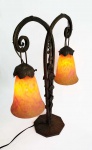 DAUM NANCY  ASSINADA -  EXUBERANTE LUMINÁRIA EM FEUR FORGE COM FORMIDÁVEL CÚPULAS EM PATE DE VERRE NA TONALIDADE LARANJA. ESTILO E ÉPOCA ART DECO MODELO DE 1925. O ELEGANTE CORPO EM FEUR FORGE É DECORADO COM RAMAGENS E GAVINHAS QUE SERPENTEIAM FINALIZANDO NAS  DUAS CÚPULAS SIMULANDO FLORES QUE PENDEM DE BOBECHES COM FEITIO  DE COROLAS FLORAIS. MODELO MUITO BONITO, PEÇAS COMO ESSAS COM A ASSINATURA DE DAUM NANCY ATINGEM VALORES DE MILHARES DE DOLARES NO MERCADO INTERNACIONAL. FRANÇA, 1925. 52 CM DE ALTURANOTA: Daum é um estúdio de vidros com base em Nancy , França , fundada em 1878 por Jean Daum (1825-1885). Seus filhos, Auguste Daum (1853-1909) e Antonin Daum (1864-1931), conduziram o seu crescimento durante o florescimento do período Art Nouveau . Durante a Exposição Universal de 1900 Daum foi premiado com uma medalha 'Grand Prix'.