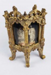 EXCEPCIONAL ORATÒRIO DE LAPINHA OU MAQUINETA, ESTILO E ÉPOCA DOM JOSÉ I. INCOMUM FEITIO E EXTRAORDINÁRIA BELEZA. CONSTRÚIDA EM QUINA FRONATAL ACOMODA IMAGEM DE SANTANA MESTRA COM A VIRGEM MARIA E SÃO JOAQUIM. TALHA DE EXCEPCIONAL QUALIDADAE DENOTANDO GRANDE ERUDIÇÃO! DELICADA PINTURA INTERNA COM FUNDO EM AZUL E CAPRICHADAS ROSAS DE MALABAR. CERTAMENTE UMA DAS MAIS BONITAS LAPINHAS QUE JÁ VI! MINAS GERAIS, SEC. XVIII. 32 CM DE ALTURA.NOTA: Os oratórios de lapinha são provenientes de Minas Gerais, notadamente essa arte floresceu na região de Ouro preto, Mariana e Santa Luzia. De acordo com o periódico especializado A Relíquia, no bojo da arte sacra brasileira, destacam-se os oratórios, objetos de fé, testemunhos do catolicismo, pelos quais se pode recompor a trajetória de nossa civilização. Através deles acompanha-se a imersão do fenômeno barroco na vida cotidiana do Brasil colonial. O oratório representava a ligação do homem com o divino. A origem do oratório remonta à Idade Média, época em que as famílias que não podiam construir capelas, representavam-nas através de um objeto. Para Angelo Araújo o oratório "reporta-se à edícula romana, morada dos deuses lares, e desde os primórdios do cristianismo são encontrados como objeto do culto aos mártires e santos. Ao longo de dois milênios, aparecem e ressurgem em todos os territórios da cristandade, consubstanciando estilos vigentes, tendências, influências e costumes de cada região. Os oratórios chegaram ao Brasil nos primeiros navios portugueses, como protetores daqueles intrépidos navegantes. Povoaram a cena doméstica, na cidade e no campo, das cozinhas aos quartos de dormir, das varandas às salas de jantar, dos salões as senzalas.