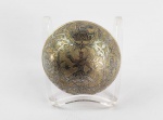 CATARINA A GRANDE  - CHARKA RUSSO EM PRATA DE LEI E NIELLO  FABULOSO CHARKA RUSSO EM PRATA DE LEI COM DECORAÇÃO EM NIELLO REPRESENTANDO A CZARINA CATARINA A GRANDE. SOB A REPRESENTAÇÃO DA CZARINA O PALÁCIO DO KREMILIN ENVOLTO EM UM MANTO., . O CHARKA ERA UMA TAÇA RUSSA QUE DEVERIA CONTER 143,5 ML. ERA UMA MEDIDA. UMA DOSE TÃO GRANDE DE VODKA SE JUSTIFICA NO SEC. XVIII PELO FATO DA BEBIDA POSSUIR UMA GRADAÇÃO ALCOÓLICA MUITO MENOR DO QUE CONHECEMOS HOJE (15 A 20% NAQUELA ÉPOCA E HOJE ATÉ 40%). NO SECULO XIX, SENSÍVEL A MUDANÇA DO PADRÃO ALCOÓLICO,  UM DECRETO IMPERIAL REDUZIU A MEDIDA DE UMA CHARKA PARA 123 ML.. NA RICA SIMBOLOGIA DA REPRESENTAÇÃO DESSE CHARKA CATARINA A GRANDE É REPRESENTADA COM COROA E MANTO DE ARMINHO EM RESERVA CENTRAL. A IMPERATRIZ SEGURA FLECHA EM UMA DAS MÃOS E UM COPO ERGUIDO COMO EM UM BRINDE NA OUTRA. EM TORNO DA GRANDE RESERVA CENTRAL OUTRAS MENORES EMOLDURADAS POR LAUREIS EXIBEM A CZARINA EM QUATRO OUTRAS REPRESENTAÇÕES SEGURANDO FEIXE DE TRIGO E UM CEIFADOR REPRESENTANDO QUE ELA PROVÊ ALIMENTO PARA OS SEUS SÚDITOS, OU FILHOS COMO ERAM CHAMADOS PELOS CZARES. O TÍTULO PAI ERA UMA FORMA COMO OS CAMPONESES SE REFERIAM AO CZAR AQUELE QUE LHES PROVIA TODAS AS NECESSIDADES. A CZARINA TAMBÉM É REPRESENTADA SENTADA EM SEU TRONO TENDO AO LADO UM PRATO COM UMA PILHA DE PÃES, E EM MAIS DUAS REPRESENTAÇÕES É MOSTRADA SEGURANDO RAMOS DE BÉTULA, PLANTA QUE OCUPA O CORAÇÃO DOS RUSSOS DESDE TEMPOS IMEMORIAIS. OS RUSSOS A CONSIDERAVAM SAGRADA E A ASSOCIAVAM COM A PRIMAVERA, A PUREZA, A BELEZA NATURAL E AS QUALIDADES FEMININAS. OS RAMOS DE BÉTULA TAMBÉM AFASTAM O MAL SEGUNDO A TRADIÇÃO RUSSA. FINALMENTE CATARINA É APRESENTADA SEGURANDO RAMOS DE CARVALHO CONHECIA COMO A ÁRVORE DO CZAR REPRESENTA A FORÇA E A GLÓRIA. TRATA-SE DE UMA PEÇA FABULOSA PRODUZIDA PROVAVELMENTE NA REGIÃO DOS BALCÃS, NA SEGUNDA METADE DO SEC. XVIII. ELA FOI CONCEBIDA COMO UM BRINDE A SAÚDE  DA CZARINA CATARINA II E UM LOUVOR DE SUAS VIRTUDES.  RUSSIA IMPERIAL. 13.2 CM DE DIAMETRO.NOTA: Sophie Friederike Auguste, princesa de Anhalt-Zerbst, foi uma mulher poderosíssima. Nascida na antiga Prússia, a jovem se converteu ao cristianismo ortodoxo quando se mudou para Moscou, mudou seu nome para Catarina e se tornou uma das maiores líderes políticas da Rússia. Não à toa, é conhecida atualmente como Catarina, a Grande. Catarina nasceu em 1729 na Pomerânia, ao norte da atual Polônia. Seu pai era um homem de confiança do rei, e a família participou de longas negociações diplomáticas para casá-la com Pedro III, herdeiro do trono russo. A czarina da Rússia, Isabel, gostava de Catarina, pois ela era culta, falava francês e tocava piano e violino. Ao chegar à Rússia em 1744, Catarina não poupou esforços para se adaptar à cultura: trocou a religião luterana pelo cristianismo ortodoxo e foi rebatizada com o nome pelo qual é conhecida atualmente, Catarina Alekseyevna. Em 1745, casou-se com Pedro III. Em janeiro de 1762, a imperatriz morreu e Pedro III assumiu o poder. Catarina se tornou, então, imperatriz-consorte da Rússia e o casal se mudou para o Palácio de Inverno, em São Petersburgo. O imperador, porém, fez alianças que o levaram a perder o apoio da nobreza. Catarina, muito sagaz, encorajou generais a deporem Pedro III e darem ao poder a ela. Seis meses depois de sentar no trono e três dias após sofrer o golpe, Pedro III foi assassinado por um soldado. Não foram encontradas provas de que Catarina teve envolvimento com o assassinato, mas em setembro de 1762, aos 33 anos, ela assumiu o Império Russo. Amiga de filósofos como Voltaire e Diderot, ela promoveu reformas, estimulou a ciência e as artes, e separou o Estado da fé, retirando os religiosos do centro do poder. Também colaborou para modernizar o país, expandindo o território e construindo dezenas de cidades para atrair uma população antes rural. Por mais admirado que fosse, o reinado de Catarina, a Grande também foi cercado por polêmicas. Para manter o apoio da nobreza, ela concedia muitos privilégios, aumentou a burocracia e ampliou os poderes dos nobres. Tinha também dezenas de amantes, os quais empregava em cargos no governo ou simplesmente pagava uma pensão quando os dispensava. Catarina morreu em novembro de 1796, aos 67 anos, vítima de um infarto.